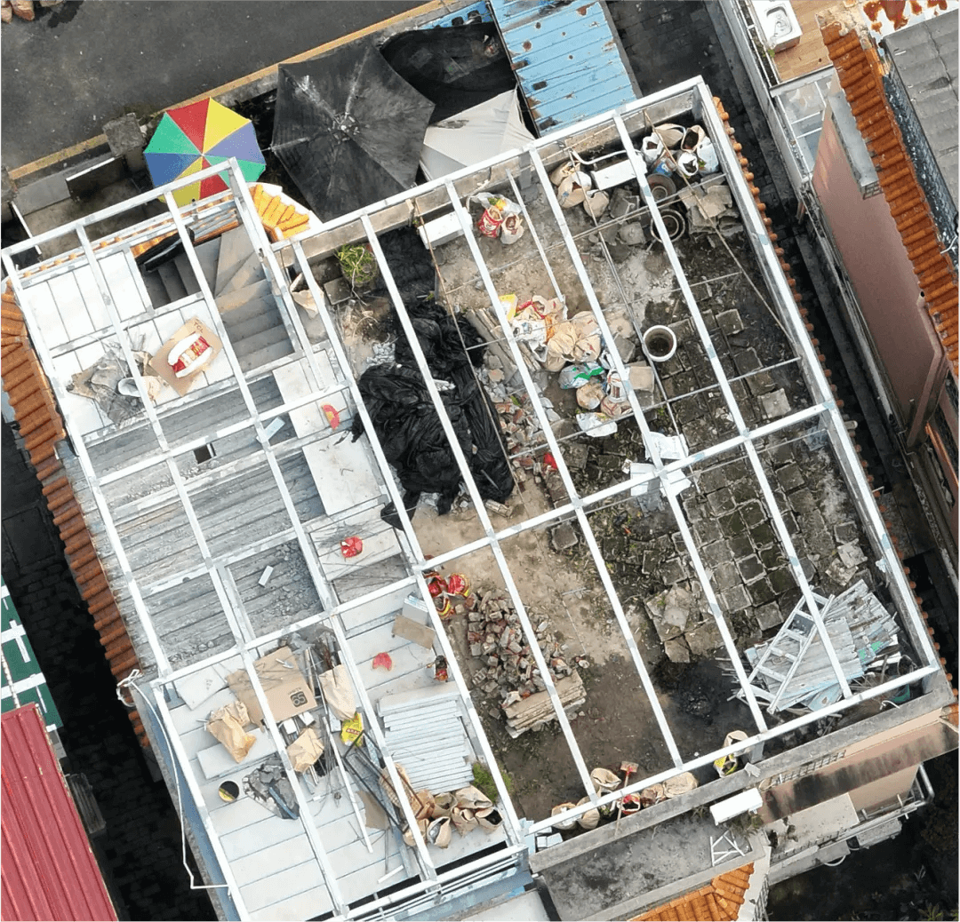 无人机高空巡查发现屋顶存在违规施工情况