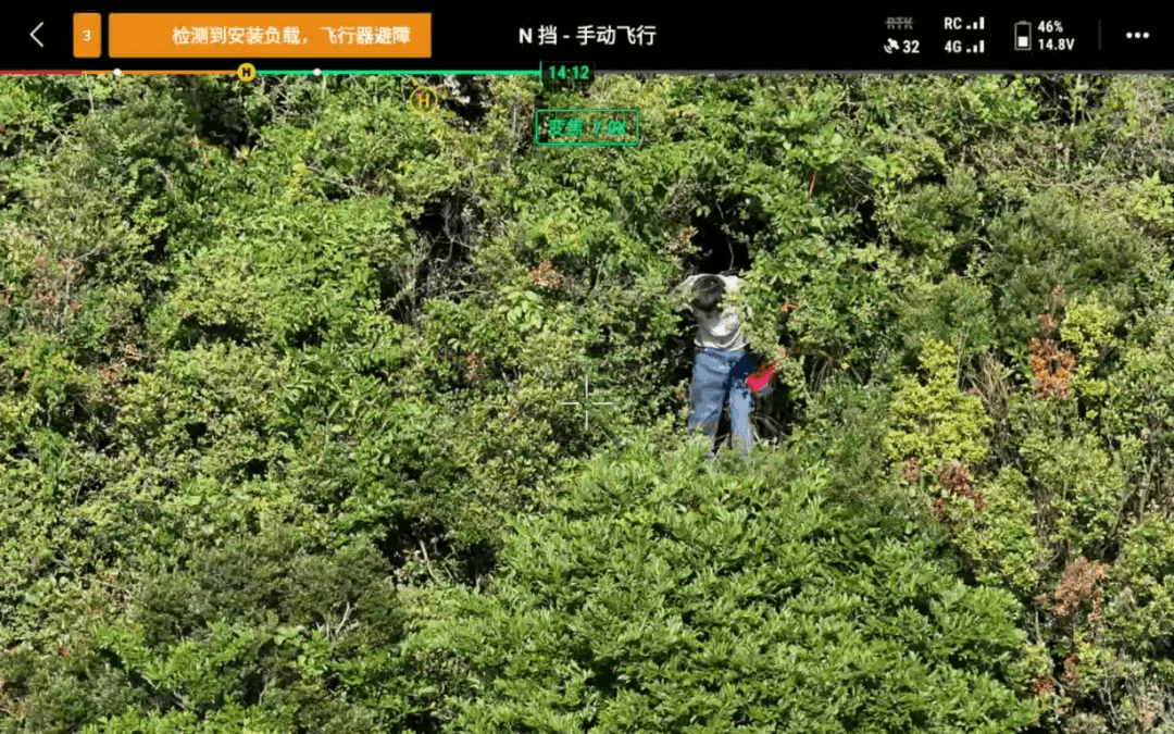 无人机向男子投递食物