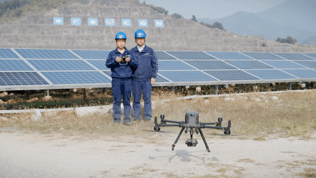 工作人员使用经纬 M300 RTK 开展巡检