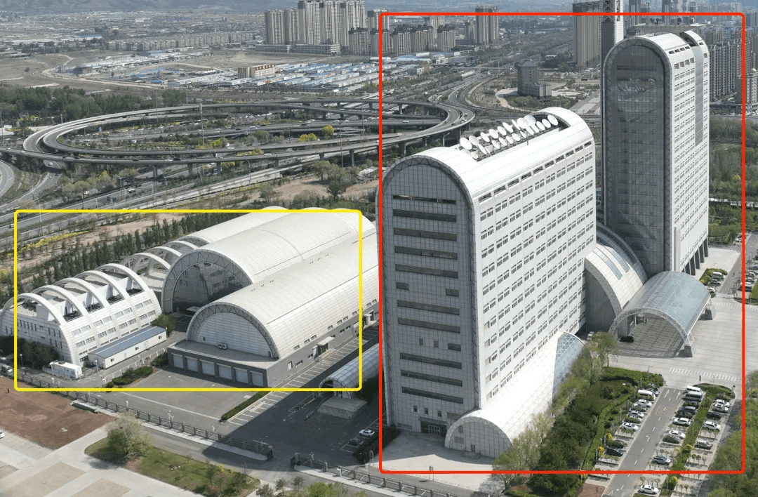 主楼采用几何体航线（红框）  其他建筑物采用斜面航线（黄框）