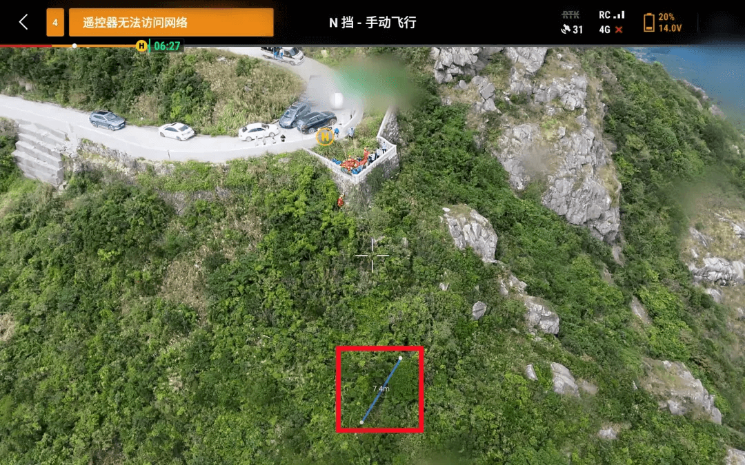 使用 Matrice 4T 绘线功能进行测量男子与救援绳之间的距离