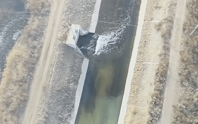 无人机查看河道排污口